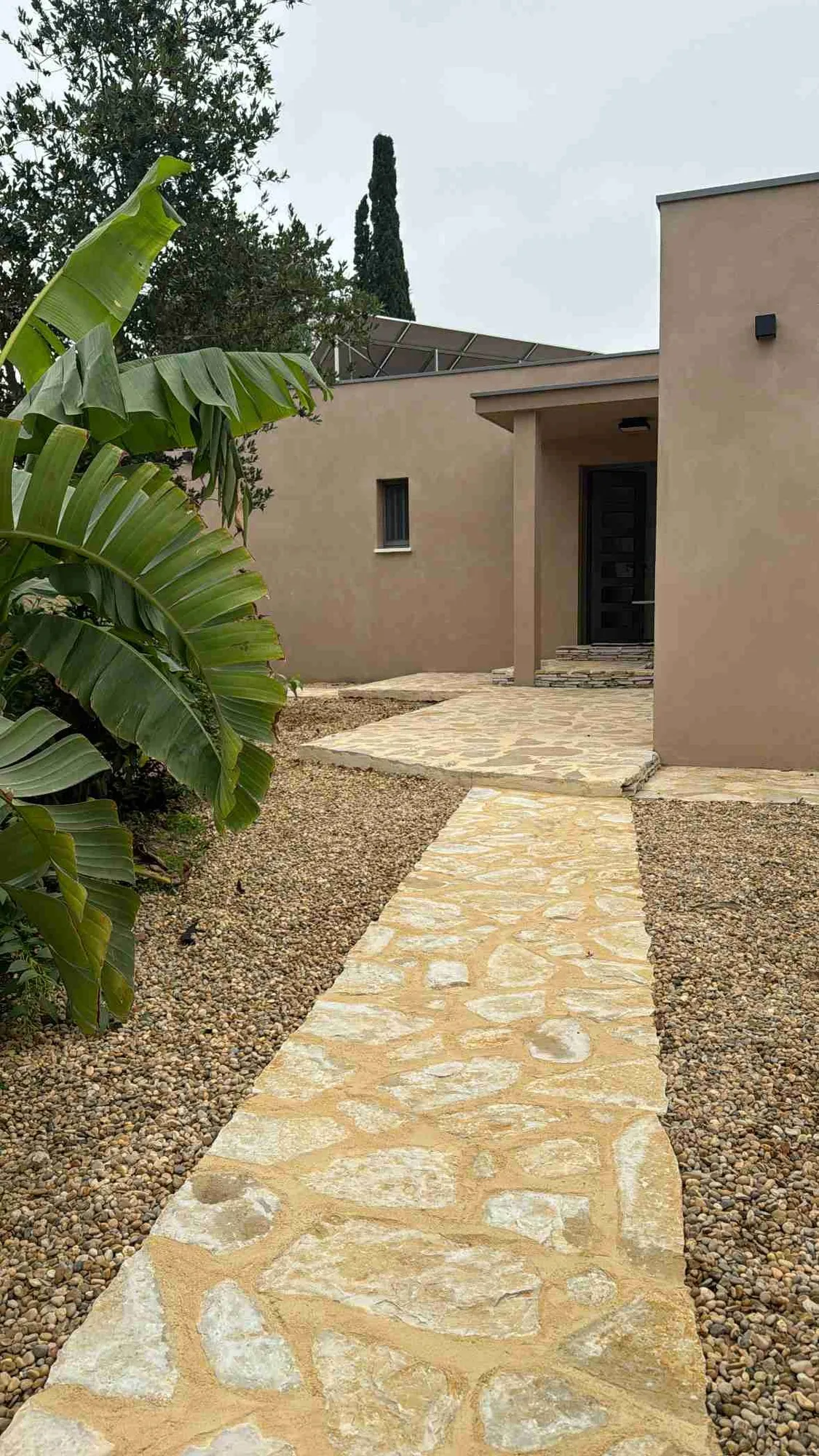 Allée en pierre menant à une villa rénovée