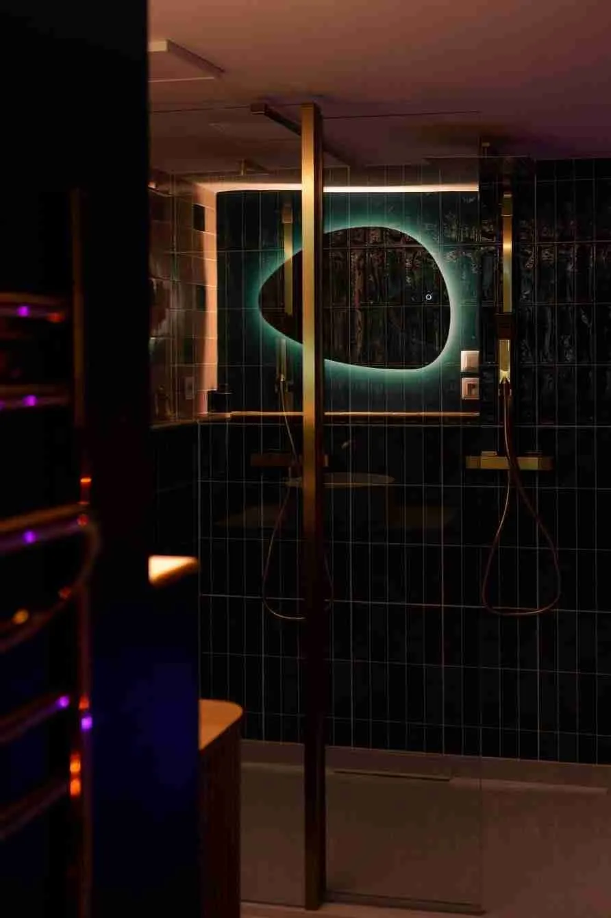 Douche à l'italienne avec miroir lumineux